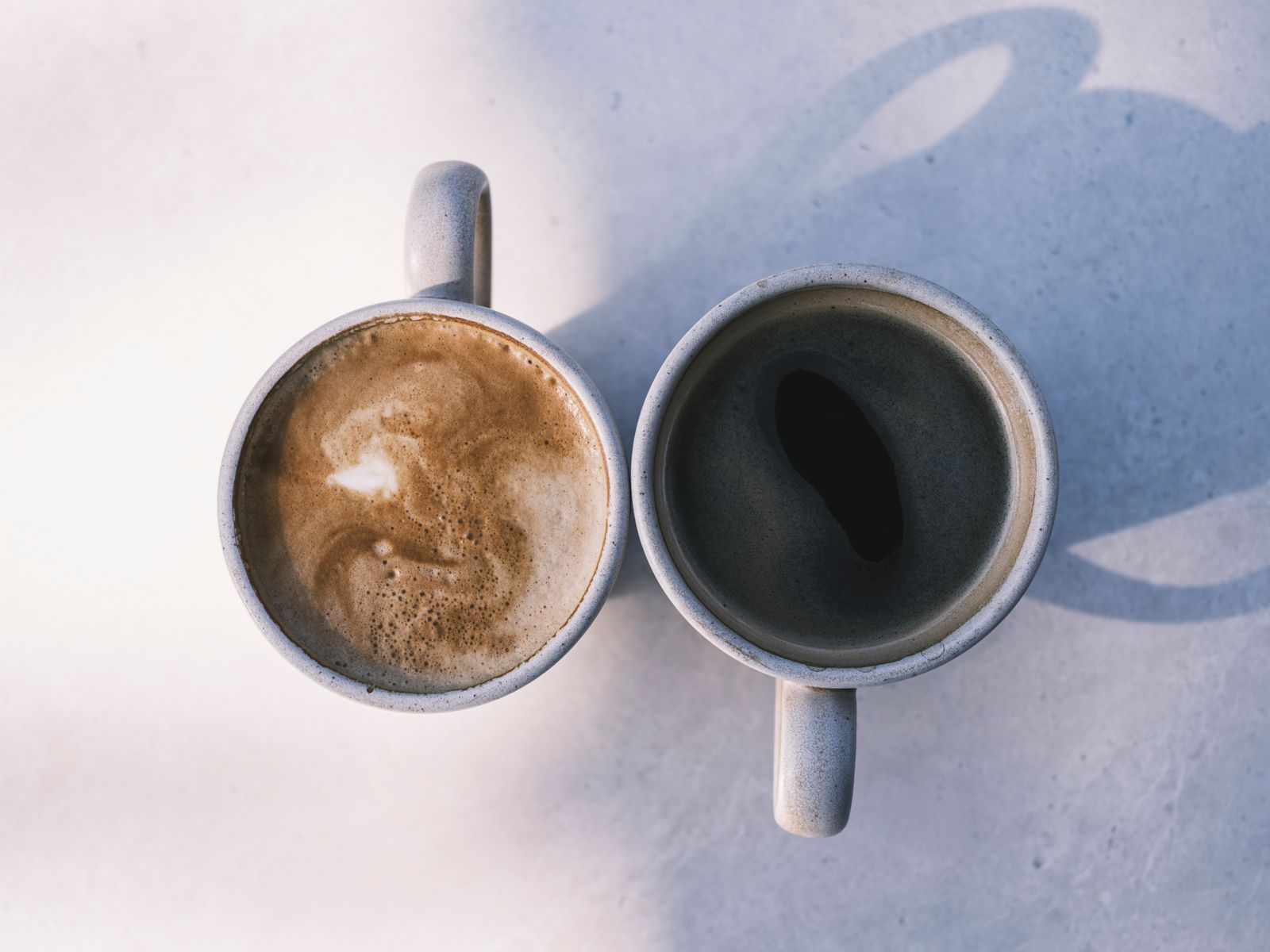カフェのテーブルに置かれた2つのコーヒーカップ